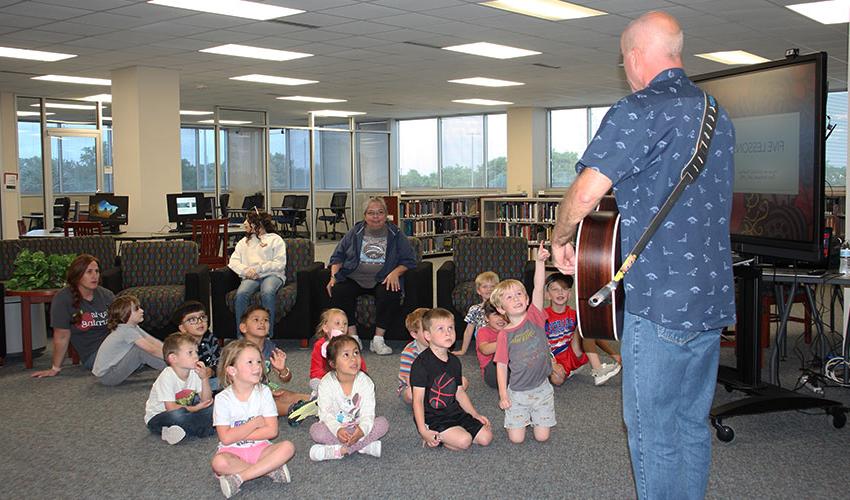 Tom Wilbeck singing to the kids.