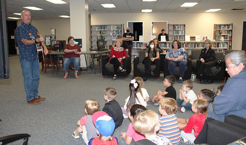 Tom Wilbeck singing to the kids and the audience.